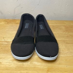 Black Basic edition flat shoes.